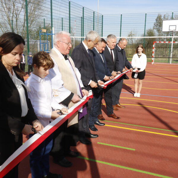 Otwarcie obiektów sportowych przy Publicznej Szkołe Podstawowej im. bł. ks. Zygmunta Pisarskiego w Czarnymstoku