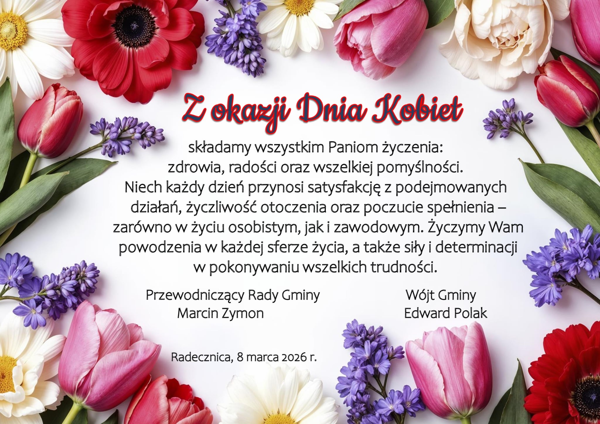 Grafika z życzeniami z okazji Dnia Kobiet. Na jasnym tle, wokół krawędzi znajdują się dekoracyjne kwiaty w różnych kolorach (m.in. tulipany, anemony, stokrotki i fioletowe kwiaty). W centralnej części widnieje czerwony nagłówek „Z okazji Dnia Kobiet”. Poniżej zamieszczono życzenia dla wszystkich pań: zdrowia, radości, pomyślności, satysfakcji z podejmowanych działań, życzliwości otoczenia oraz spełnienia w życiu osobistym i zawodowym, a także siły i determinacji w pokonywaniu trudności. Pod tekstem znajdują się podpisy: Przewodniczący Rady Gminy Marcin Zymon oraz Wójt Gminy Edward Polak. Na dole grafiki widnieje informacja o miejscu i dacie: Radecznica, 8 marca 2026 r.
