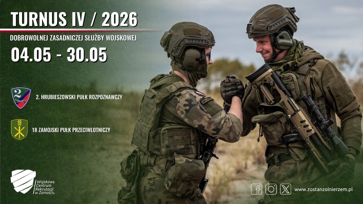 Plakat promujący czwarty turnus Dobrowolnej Zasadniczej Służby Wojskowej w terminie 4–30 maja 2026. Dwóch żołnierzy w umundurowaniu polowym ściska sobie dłonie na tle otwartego terenu. Po lewej informacje o jednostkach: 2. Hrubieszowski Pułk Rozpoznawczy oraz 18. Zamojski Pułk Przeciwlotniczy, a także logo Wojskowego Centrum Rekrutacji w Zamościu