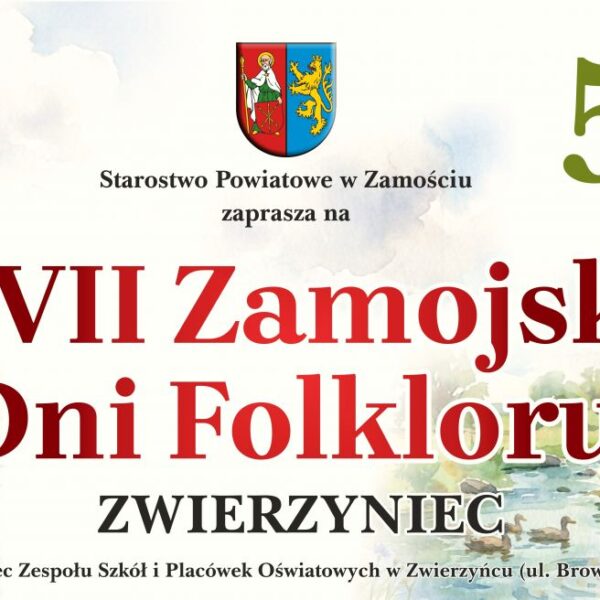 Starostwo Powiatowe w Zamościu zaprasza na XXVII Zamojskie Dni Folkloru. Wydarzenie odbędzie się 5 lipca o godz. 9:30 na dziedzińcu Zespołu Szkół i Placówek Oświatowych w Zwierzyńcu przy ul. Browarnej 1. Plakat utrzymany jest w jasnej, akwarelowej stylistyce. W centralnej części znajduje się herb powiatu oraz duży czerwony napis „XXVII Zamojskie Dni Folkloru – Zwierzyniec”. Po lewej stronie widoczny jest chłopiec grający na skrzypcach, a po prawej dziewczynka grająca na akordeonie, oboje w otoczeniu przyrody. Tło przedstawia malowniczy krajobraz z drzewami, wodą i kwiatami, nawiązujący do folkloru i tradycji regionu.